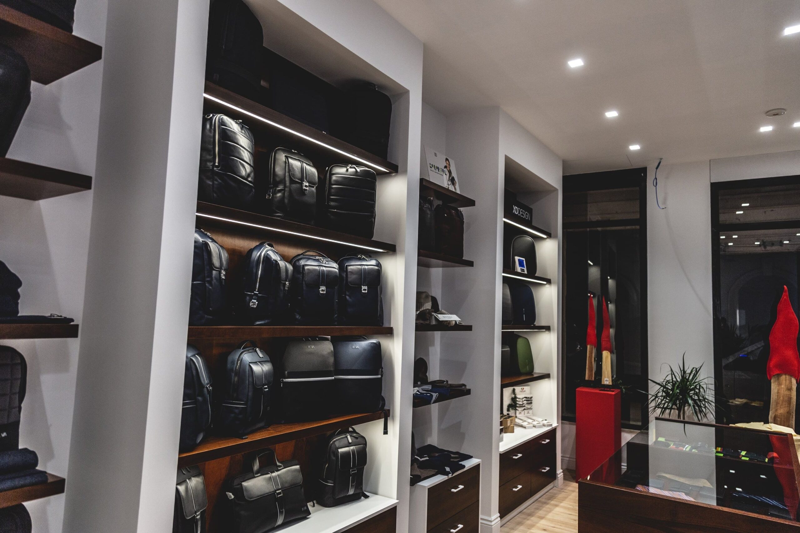 corridoio boutique pelletteria Reggio Calabria interior design Crucitti Architetti