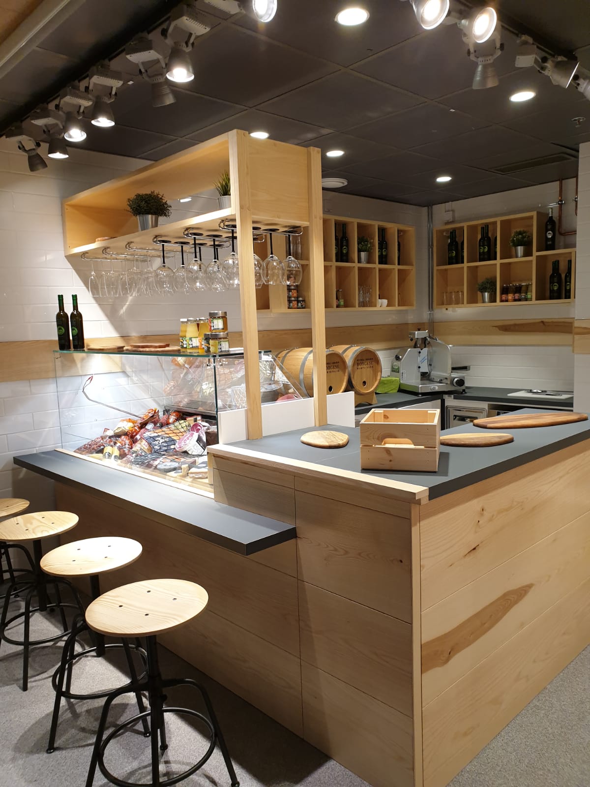 interno Kantina Helsinki banco street food con sgabelli legno design moderno Crucitti Architetti