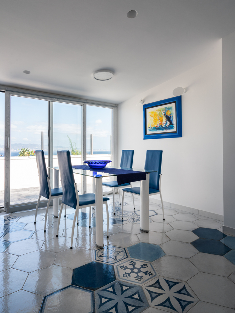 zona pranzo attico vista mare architettura interni Crucitti Architetti
