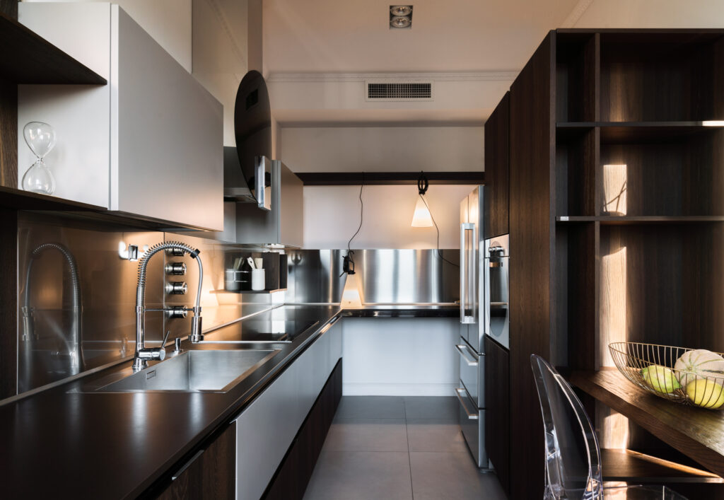 cucina moderna con illuminazione calda e arredi su misura progetto Crucitti Architetti