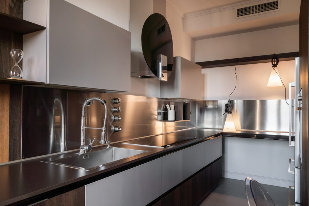 cucina lineare moderna in acciaio e legno progetto Crucitti Architetti.