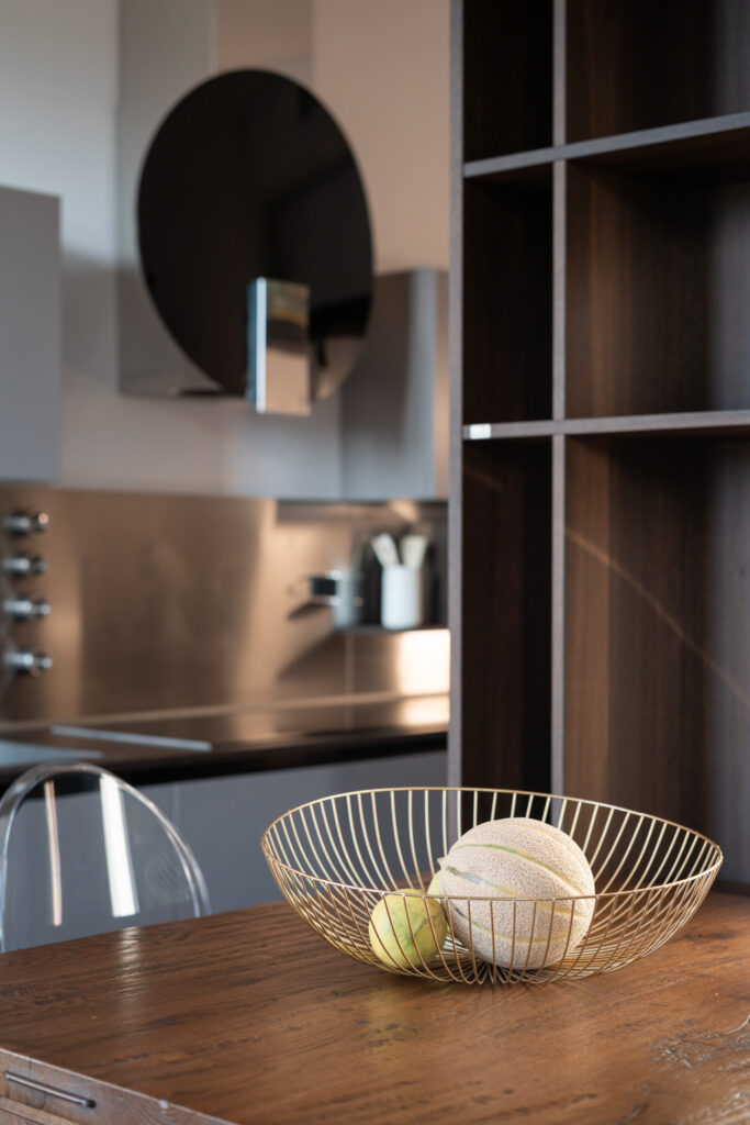 cucina moderna con finiture in legno e acciaio progetto residenziale Crucitti Architetti
