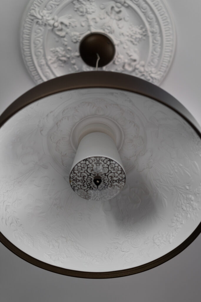 lampadario decorativo in gesso con dettagli classici progetto residenziale Crucitti Architetti