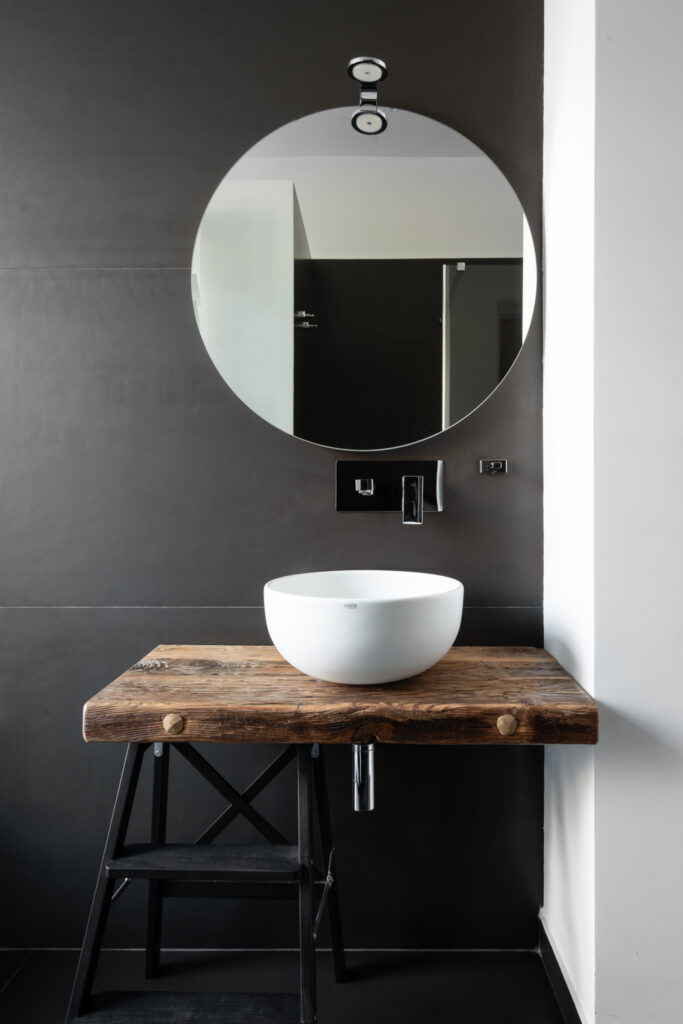 bagno con specchio rotondo design interno Crucitti Architetti