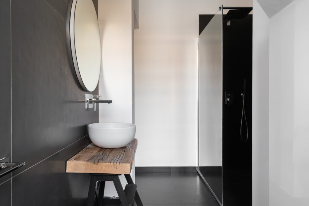 bagno con doccia e lavabo design contemporaneo Crucitti Architetti