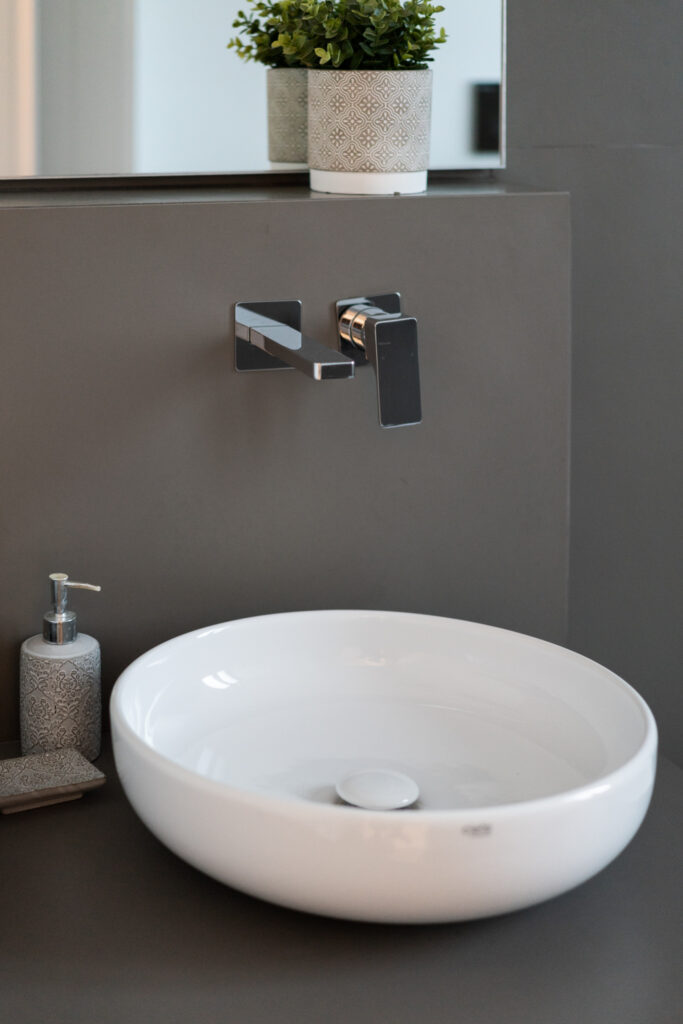 lavabo design minimal dettaglio bagno Crucitti Architetti