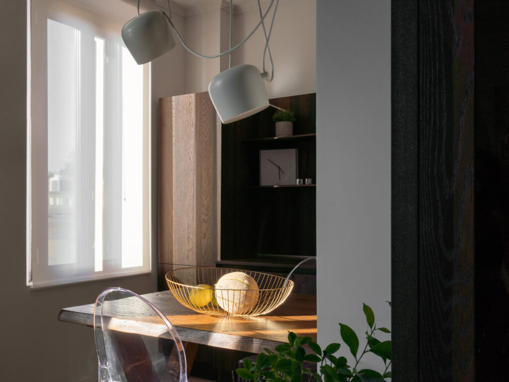 cucina moderna con luce naturale e lampade sospese progetto Crucitti Architetti