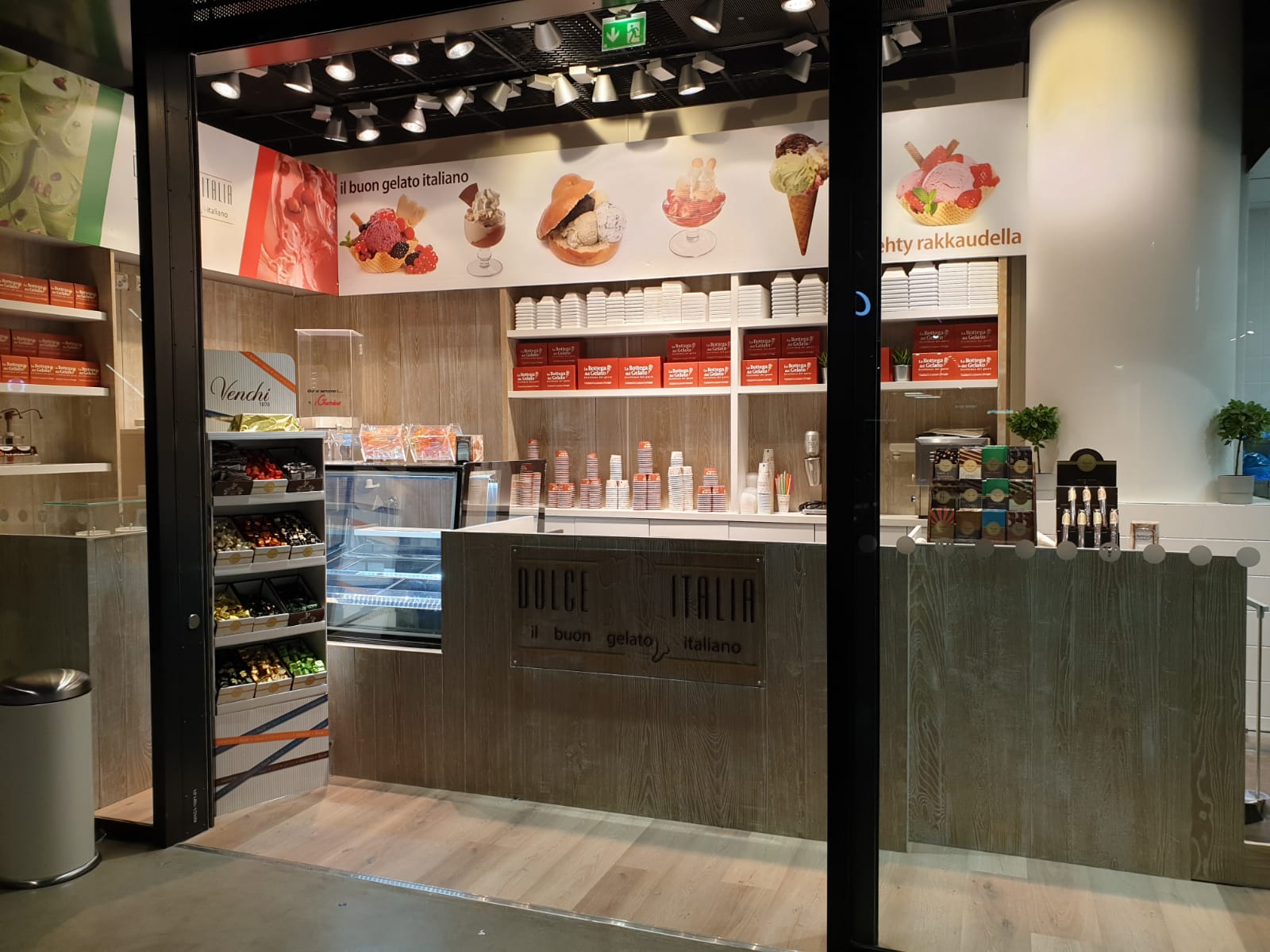 gelateria Dolce Italia Helsinki vista completa locale design scandinavo food retail Crucitti Architetti