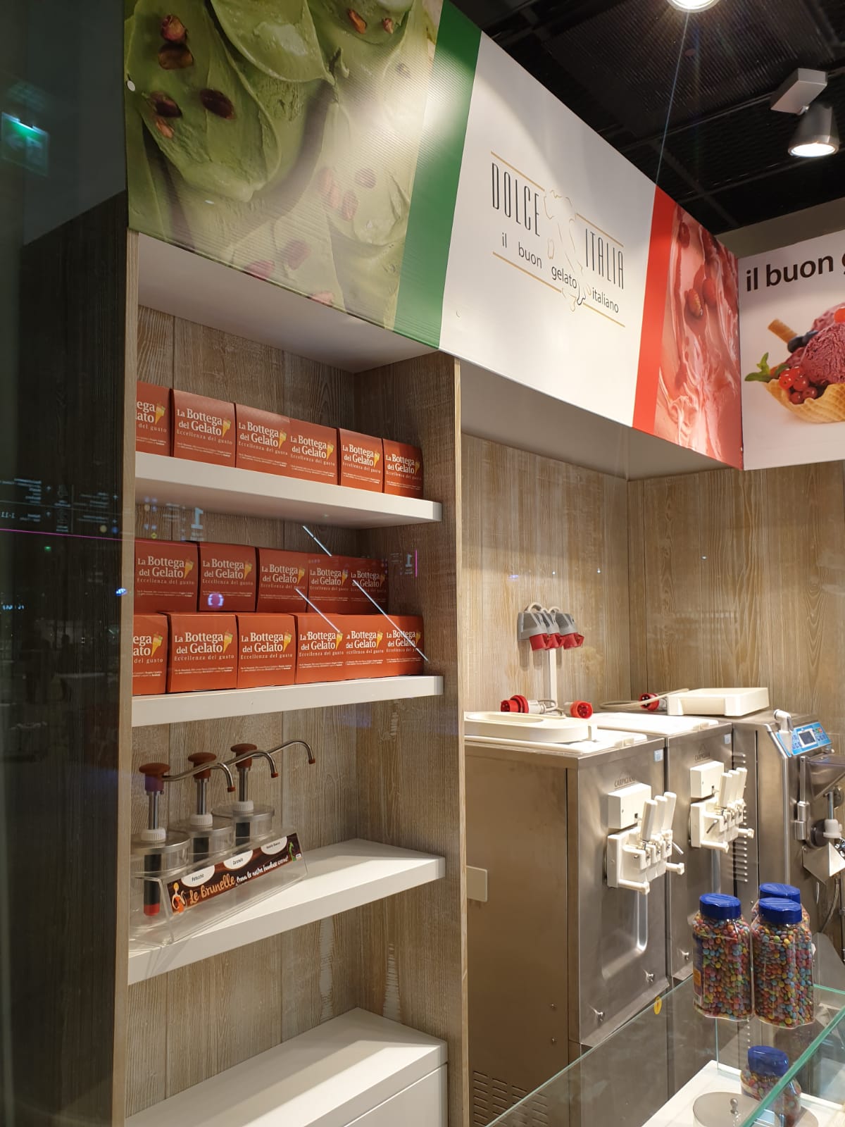 mensole prodotti gelateria italiana Dolce Italia Helsinki design retail food Crucitti Architetti
