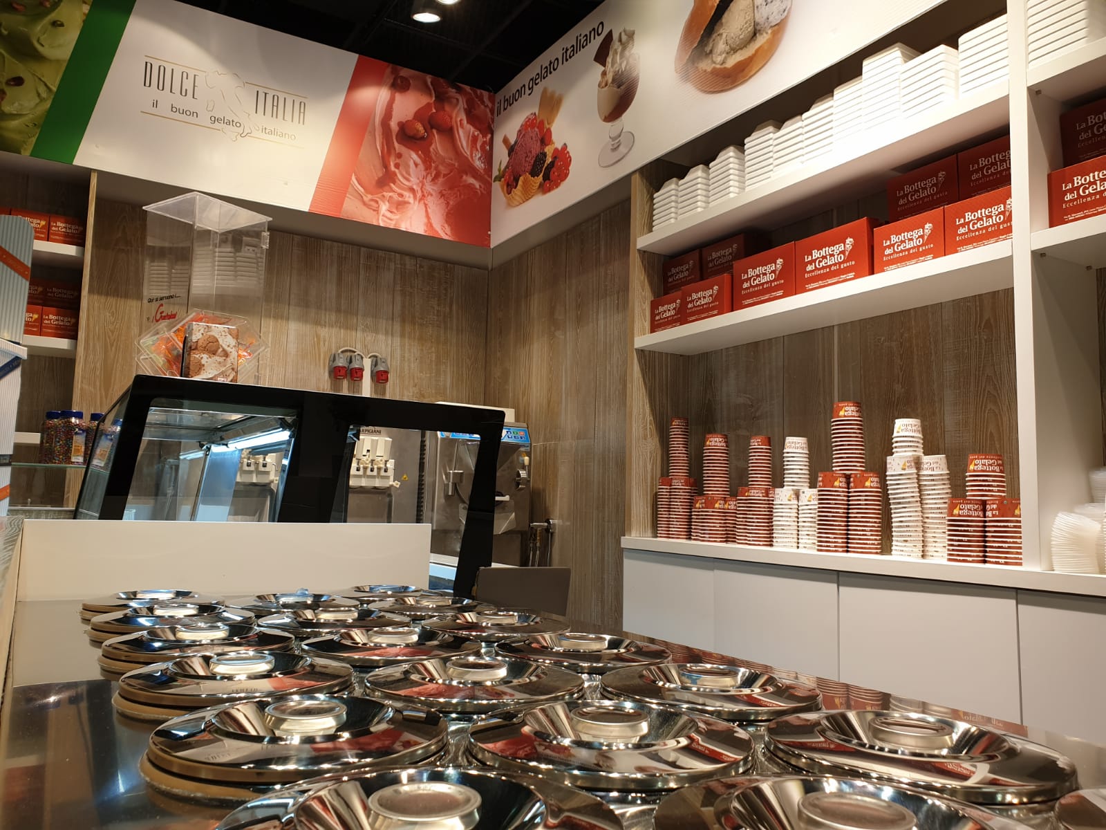 banco gelati Dolce Italia Helsinki esposizione prodotti gelateria italiana Crucitti Architetti