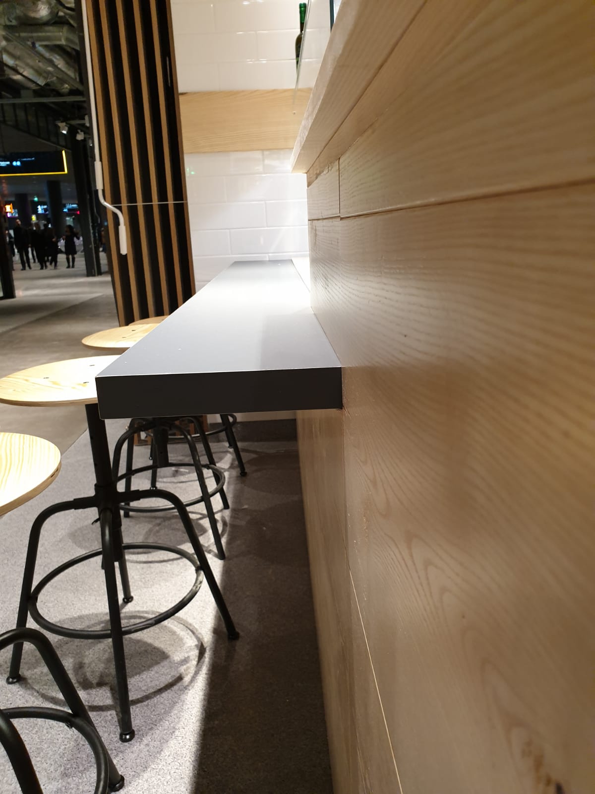 bancone con sgabelli gelateria Helsinki Dolce Italia design minimal food retail Crucitti Architetti