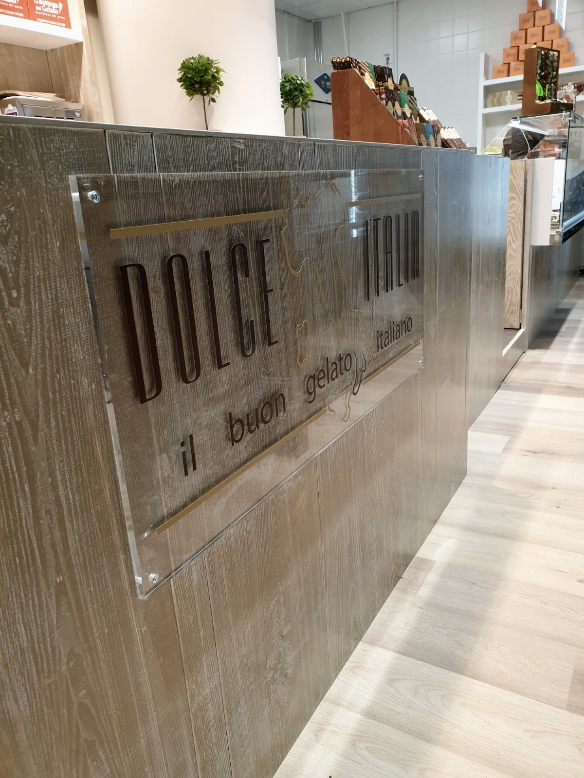 bancone gelateria italiana Dolce Italia Helsinki design legno rovere Mall of Tripla Crucitti Architetti
