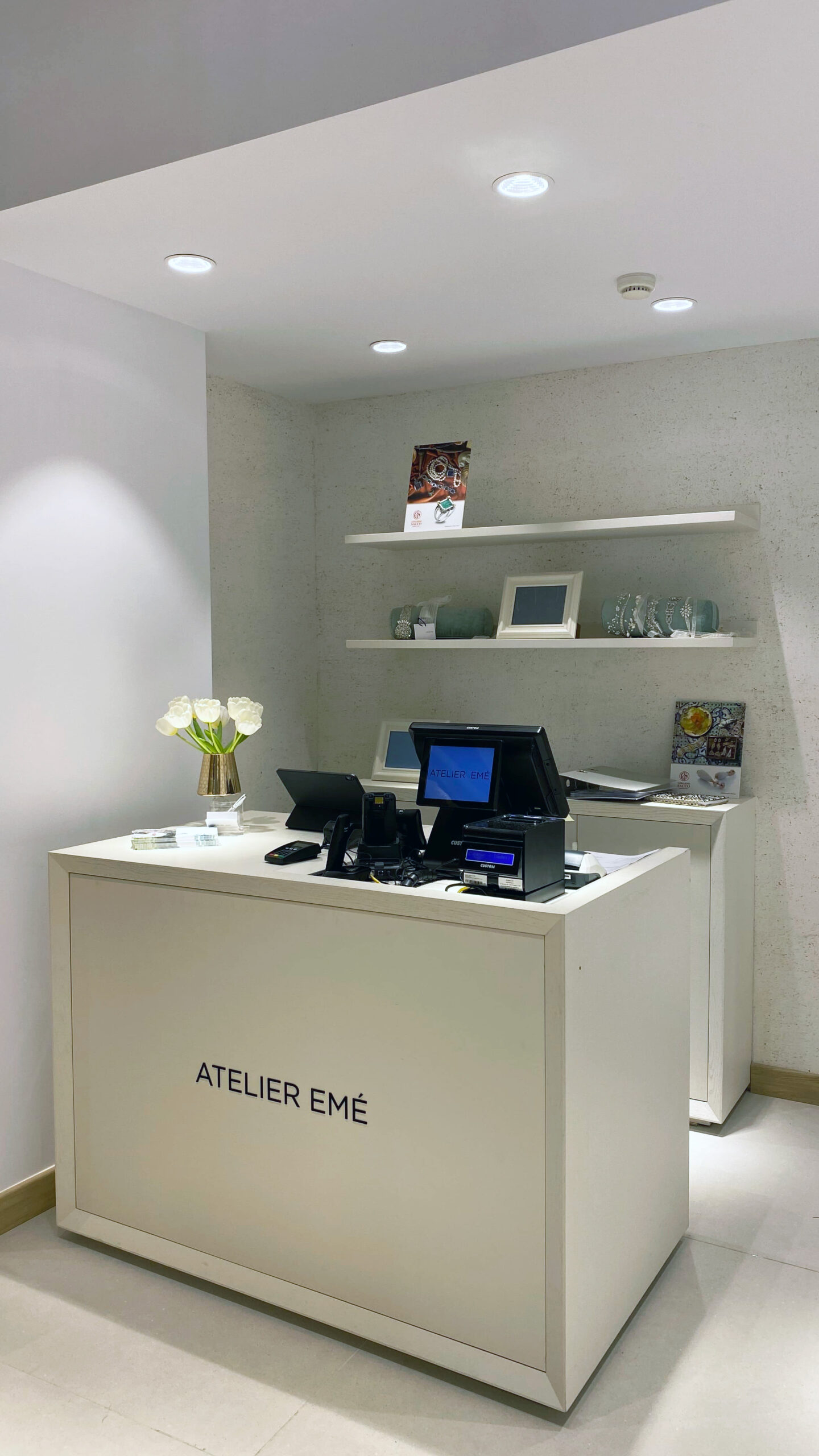 bancone cassa Atelier Emé Reggio Calabria interior design Crucitti Architetti boutique