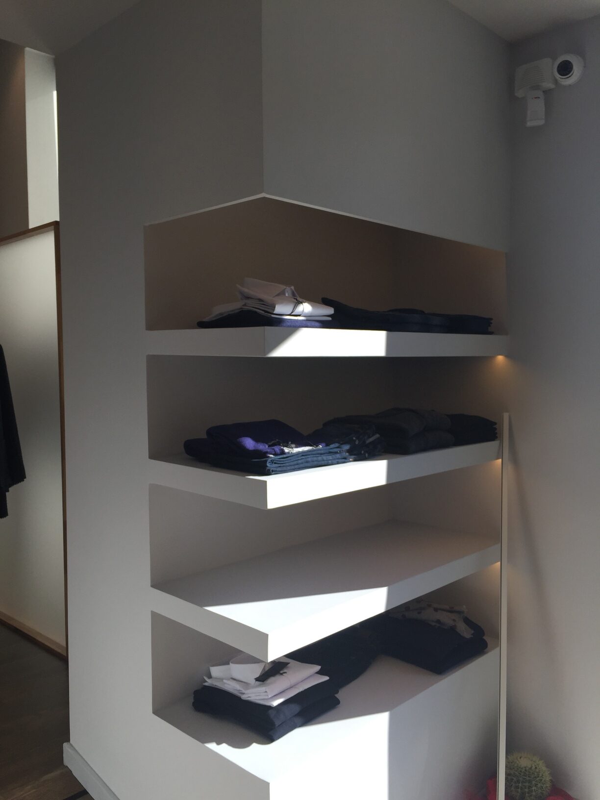 esposizione abbigliamento nicchie illuminate negozio Massimo Rebecchi Crucitti Architetti