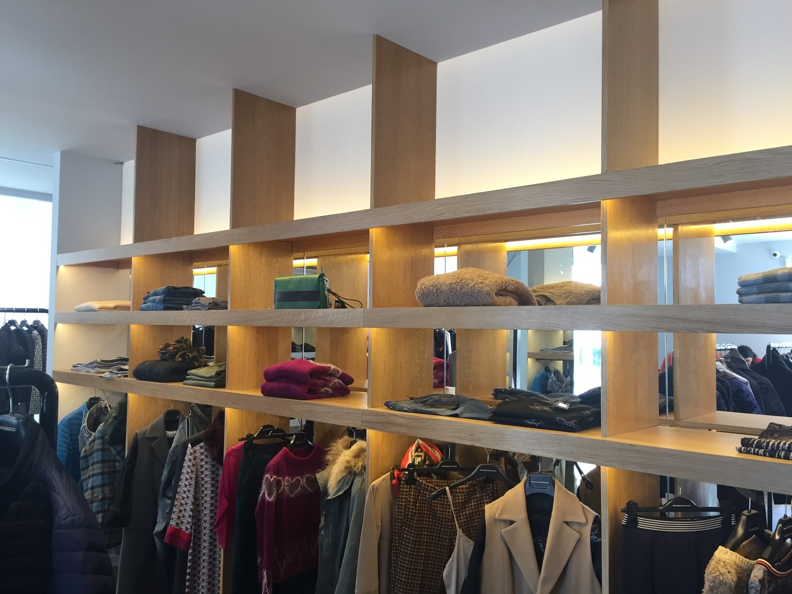 arredo negozio abbigliamento Massimo Rebecchi scaffalature design Crucitti Architetti