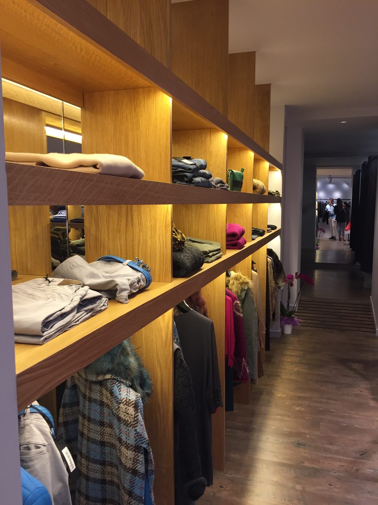 corridoio negozio abbigliamento Massimo Rebecchi interior design retail Crucitti Architetti