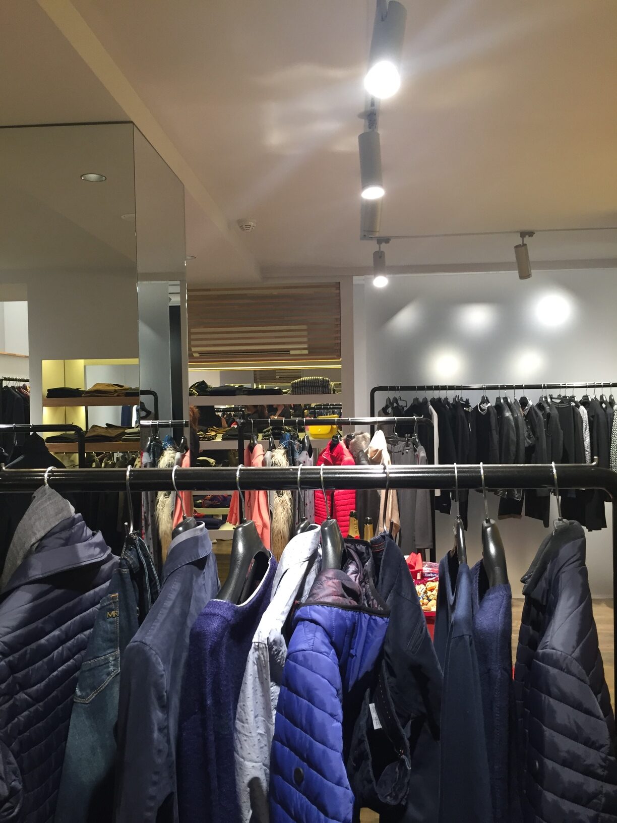 layout negozio abbigliamento Massimo Rebecchi spazio vendita Crucitti Architetti