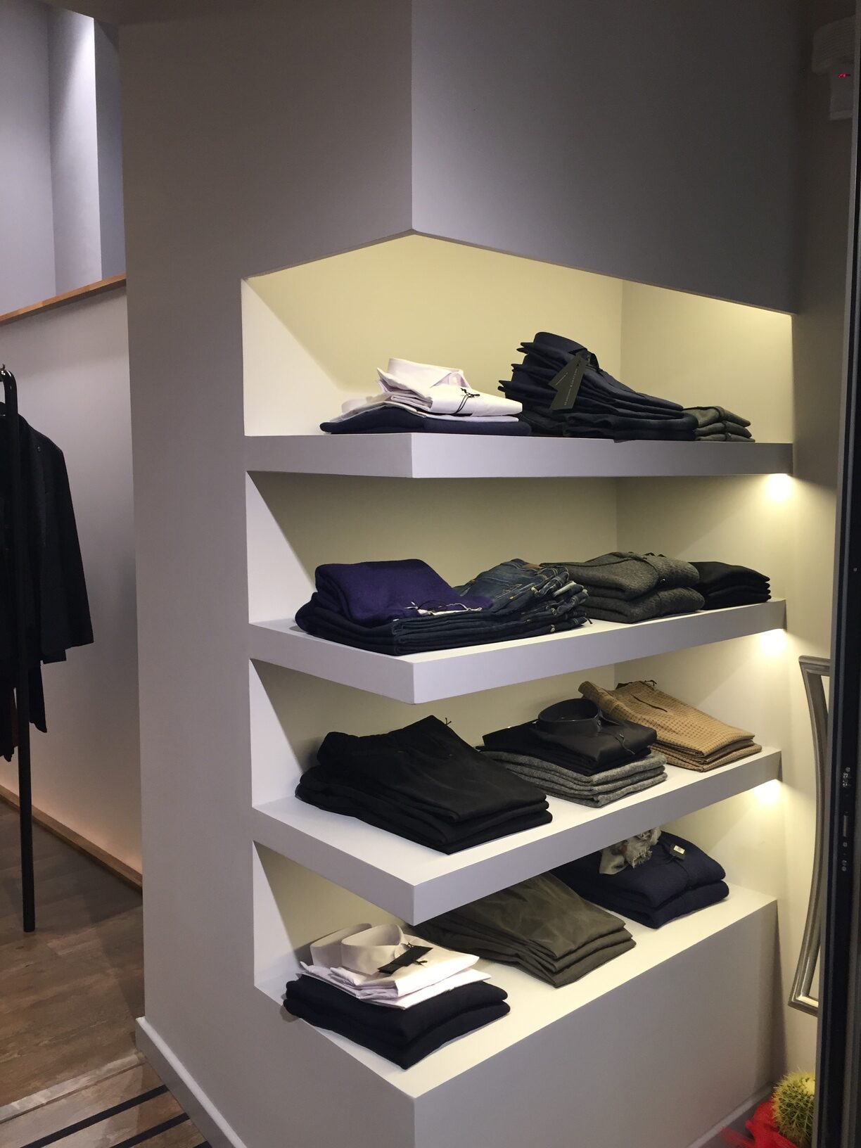esposizione abbigliamento nicchie illuminate negozio Massimo Rebecchi Crucitti Architetti