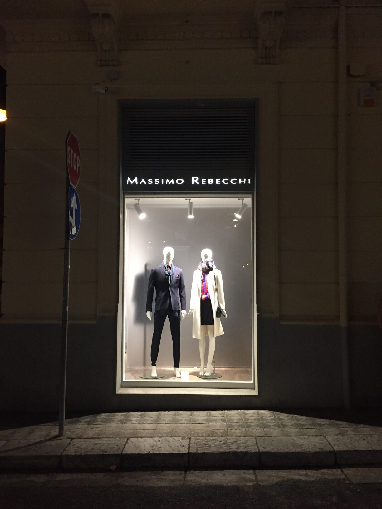 vetrina negozio Massimo Rebecchi progetto architettura retail Crucitti Architetti