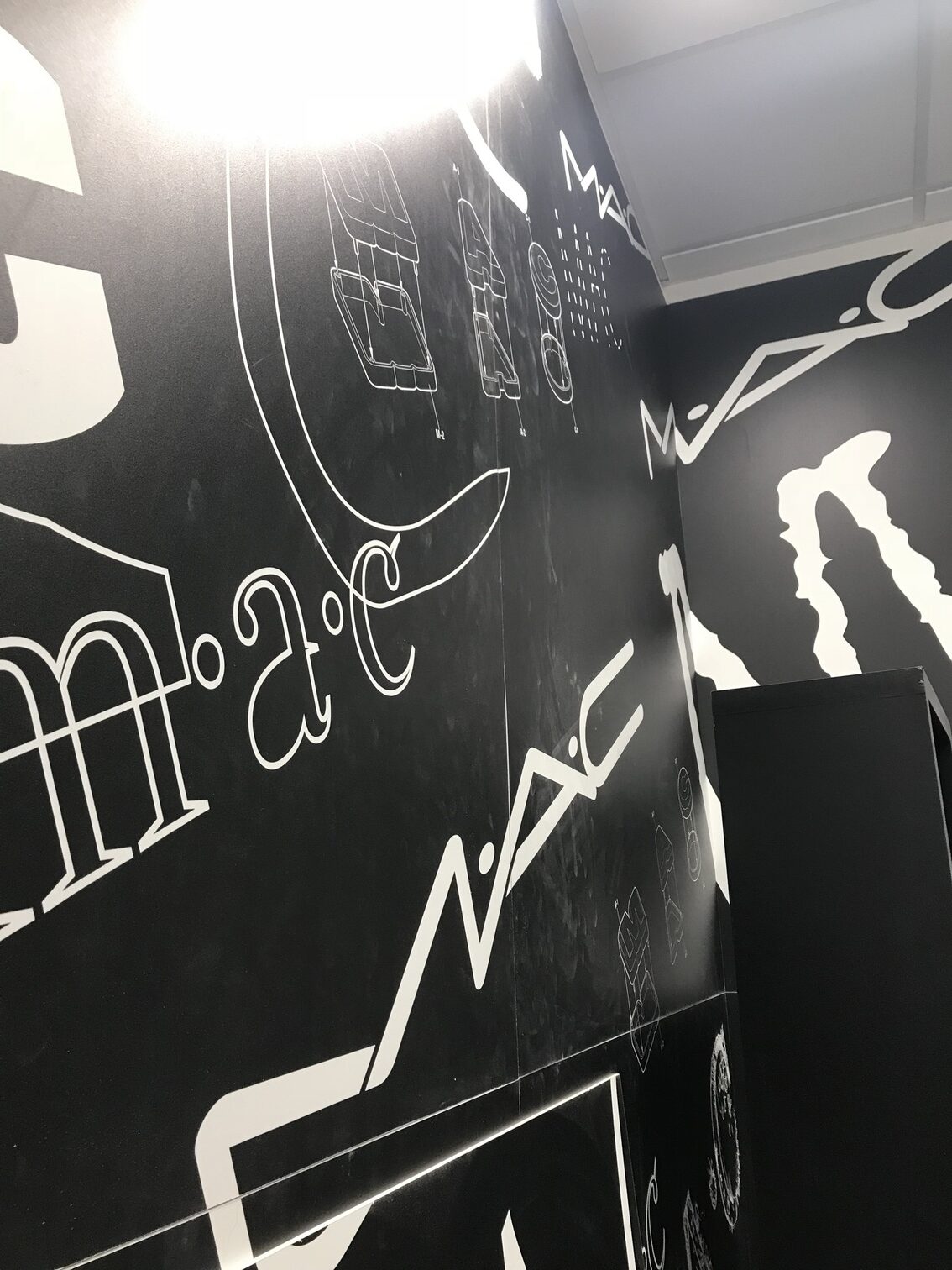 dettaglio parete grafica MAC interior design retail Crucitti Architetti
