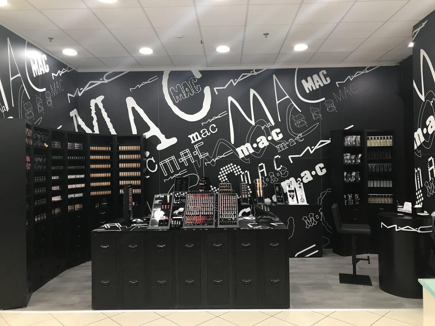 grafica parete MAC store design brand identity Crucitti Architetti
