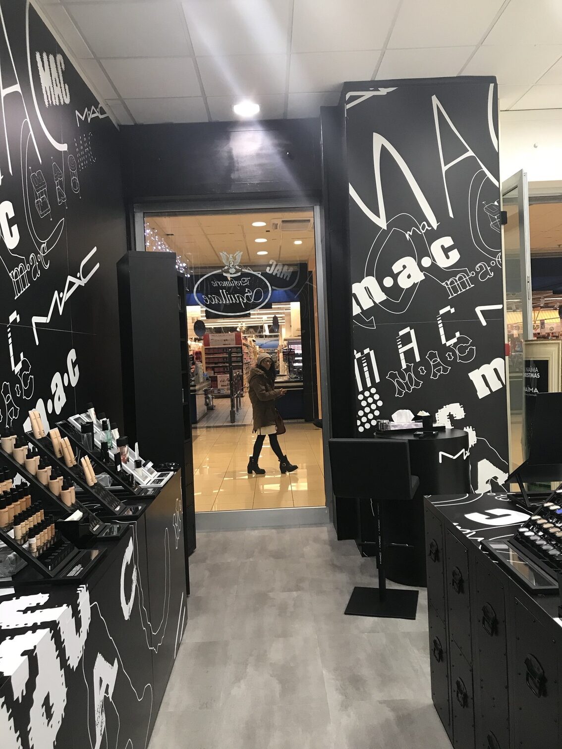 ingresso interno store MAC layout retail Crucitti Architetti