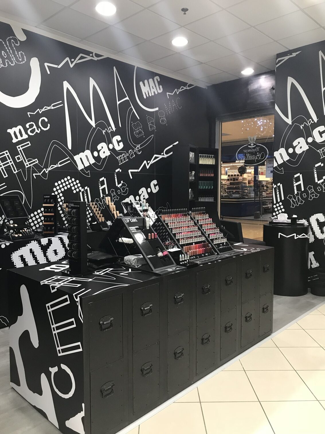 store MAC interior design completo progetto retail Crucitti Architetti