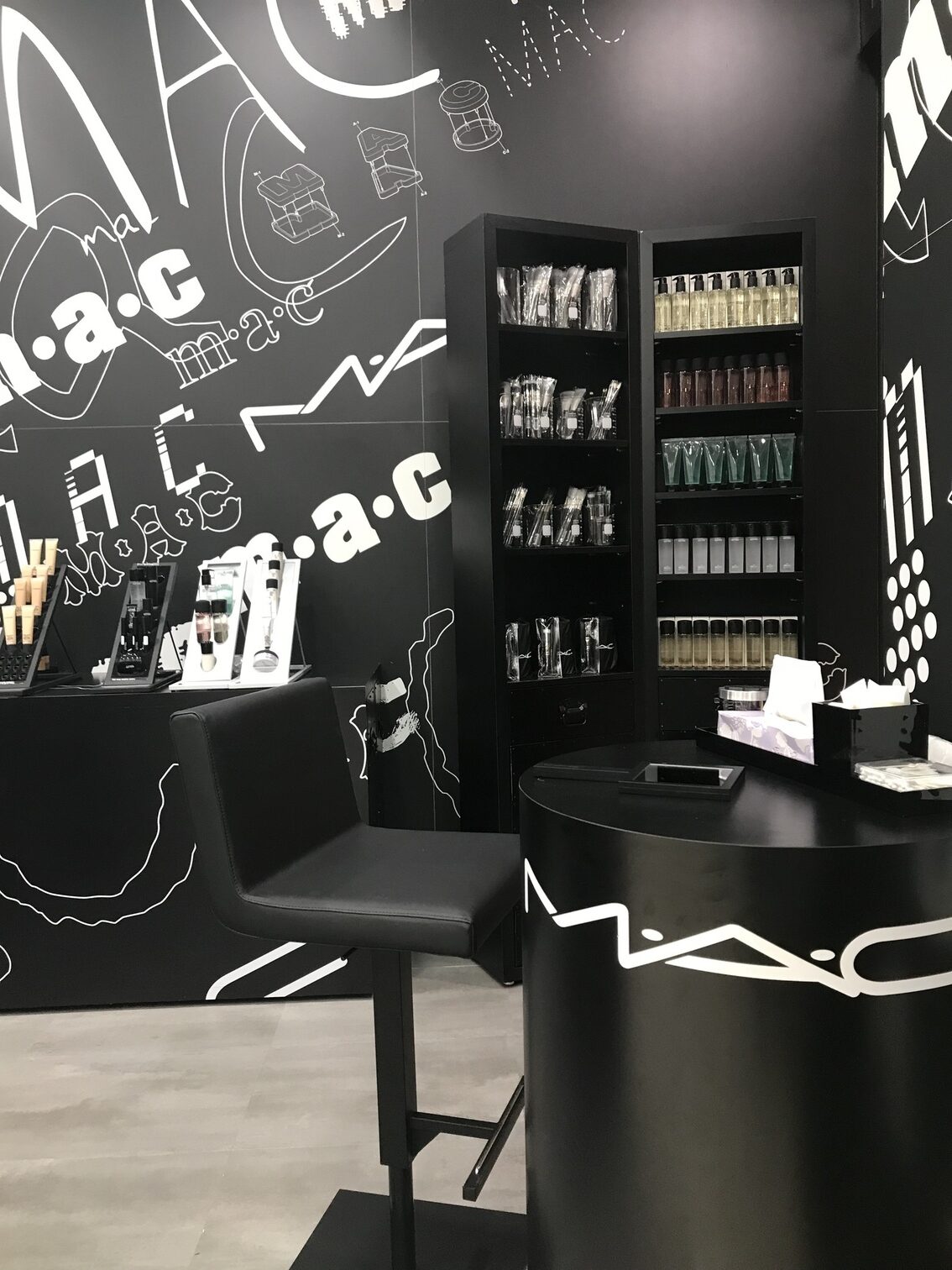 zona consulenza store MAC interior design retail Crucitti Architetti