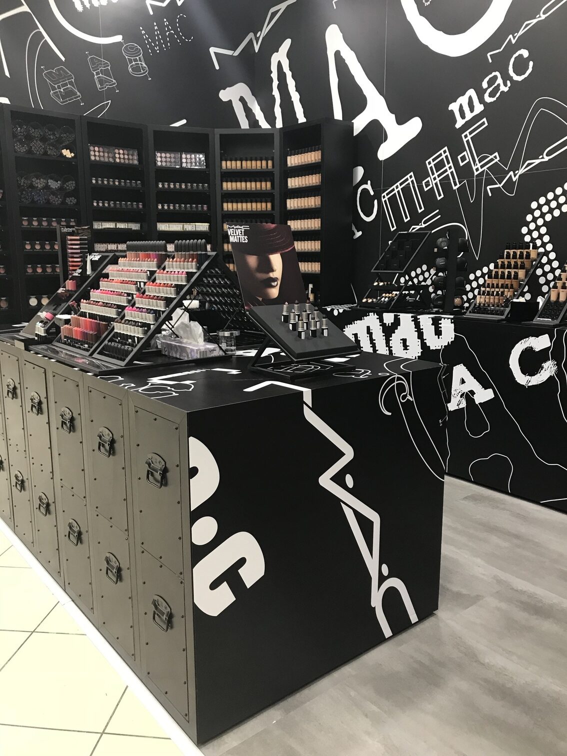 bancone store MAC design retail cosmetici Crucitti Architetti