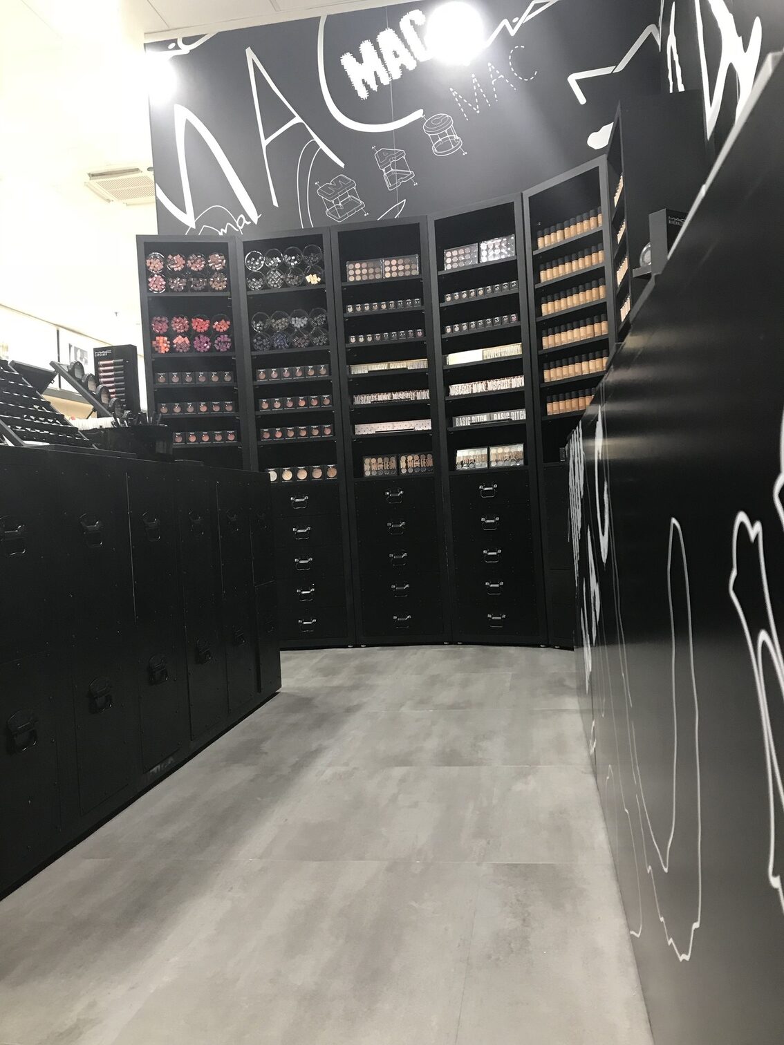 spazio vendita MAC store architettura retail interni Crucitti Architetti