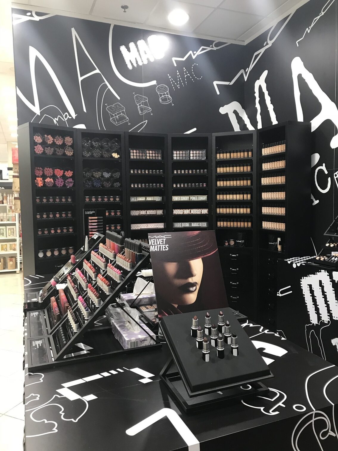 isola make up store MAC interior design retail Crucitti Architetti