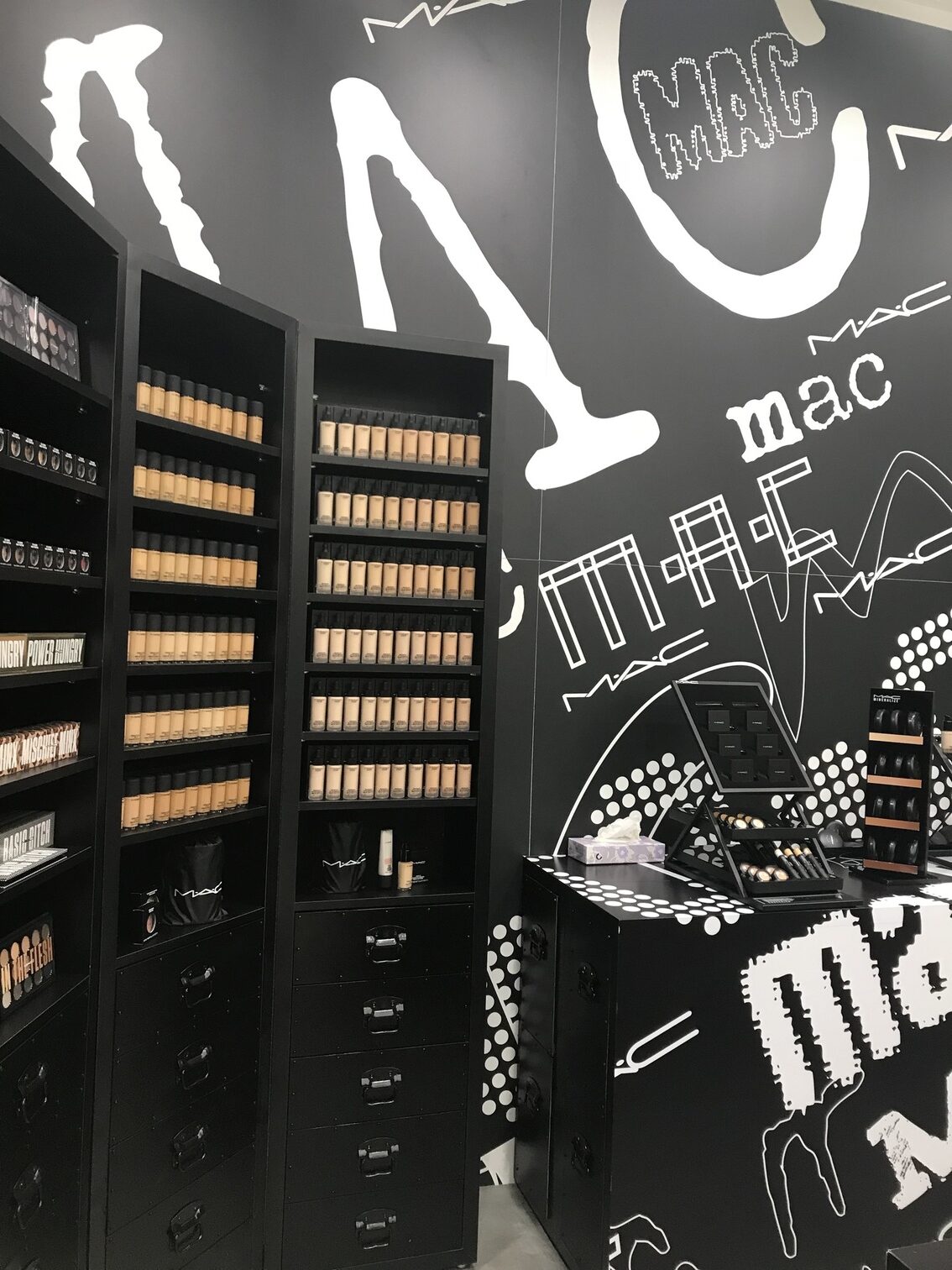 esposizione prodotti MAC store design arredi retail Crucitti Architetti