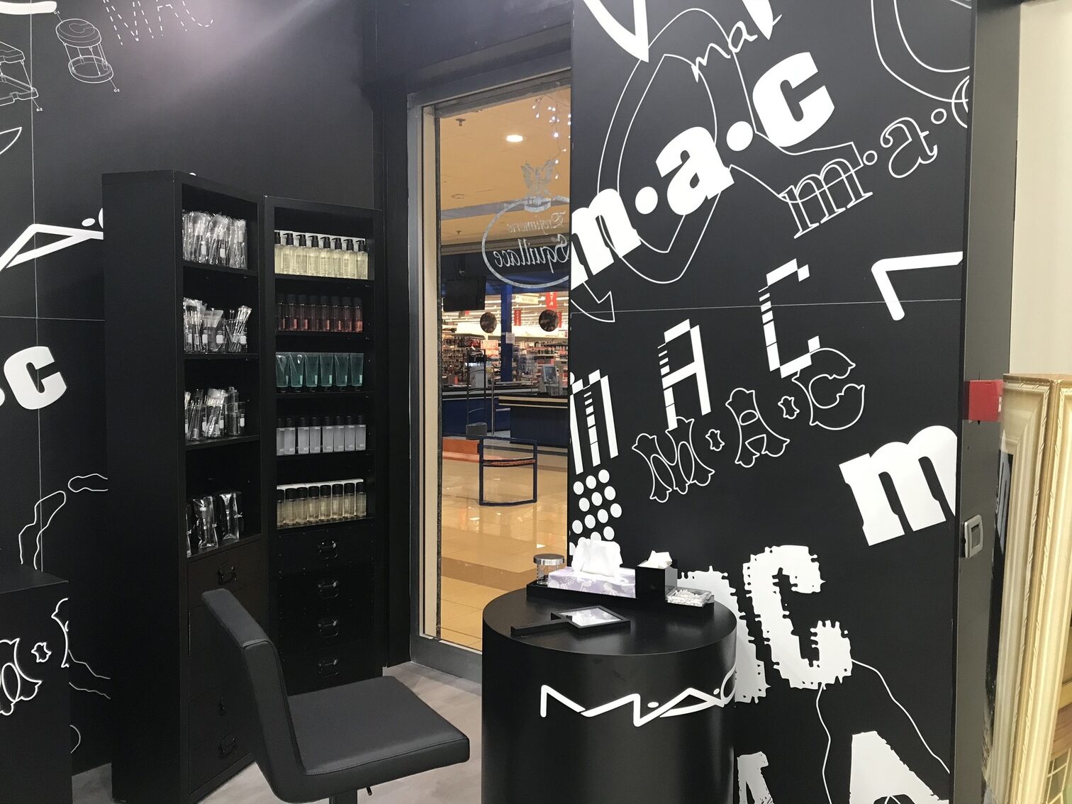 ingresso store MAC cosmetici design retail Crucitti Architetti