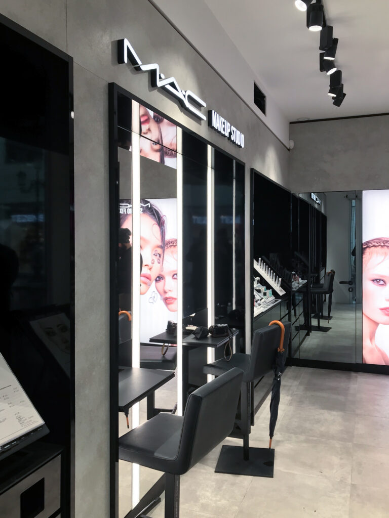 progettazione ingresso negozio MAC retail design Crucitti Architetti
