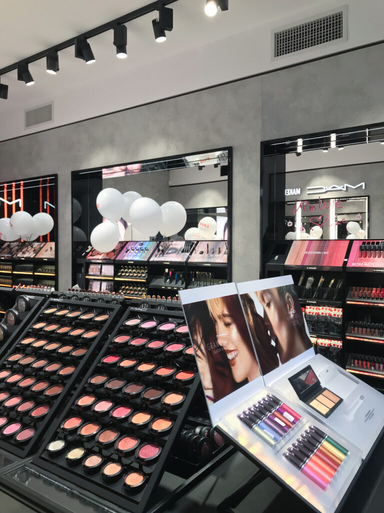 esposizione makeup negozio MAC interior design retail Crucitti Architetti