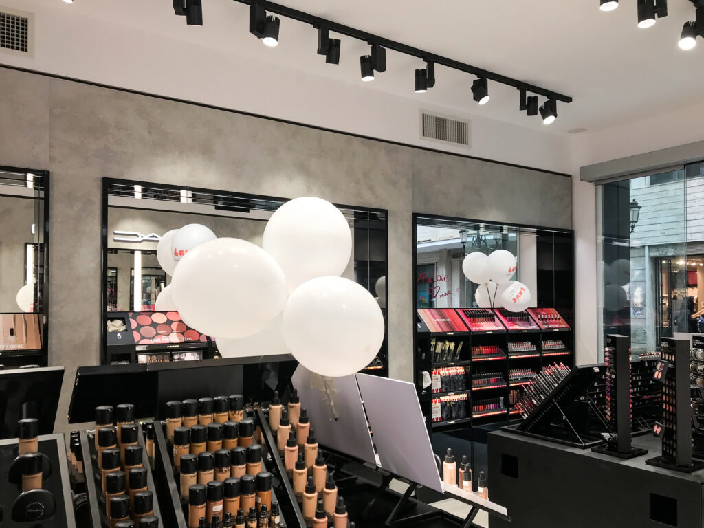design negozio MAC illuminazione e layout prodotti Crucitti Architetti