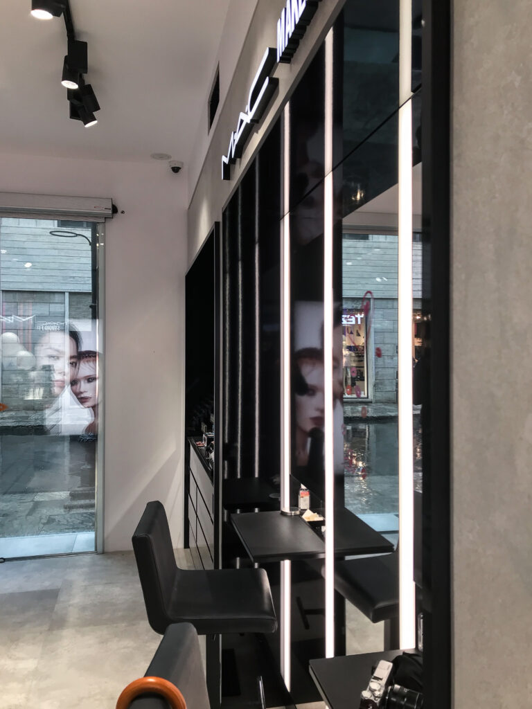 progetto architettura negozio MAC vetrina e ingresso Crucitti Architetti