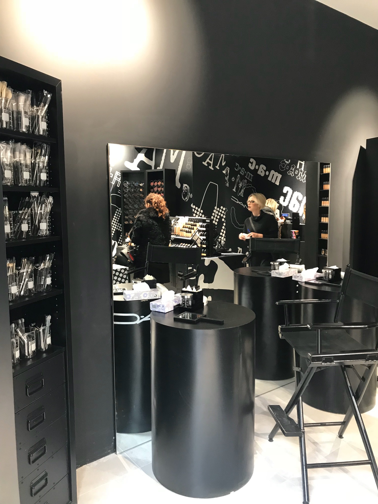 postazione trucco MAC con specchio e sedute design progetto Crucitti Architetti
