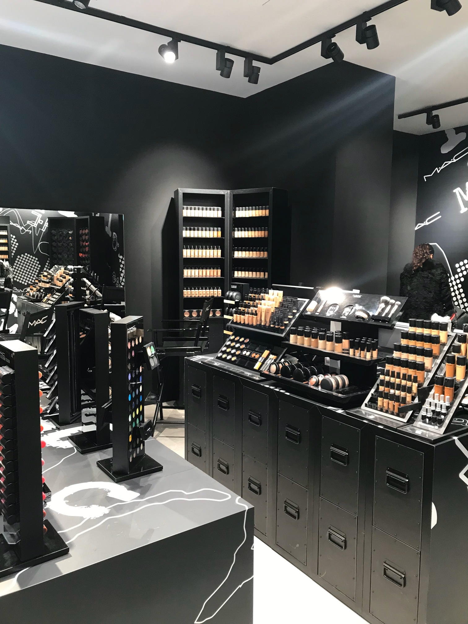 store MAC Nicastro con espositori make up e arredi neri progetto Crucitti Architetti