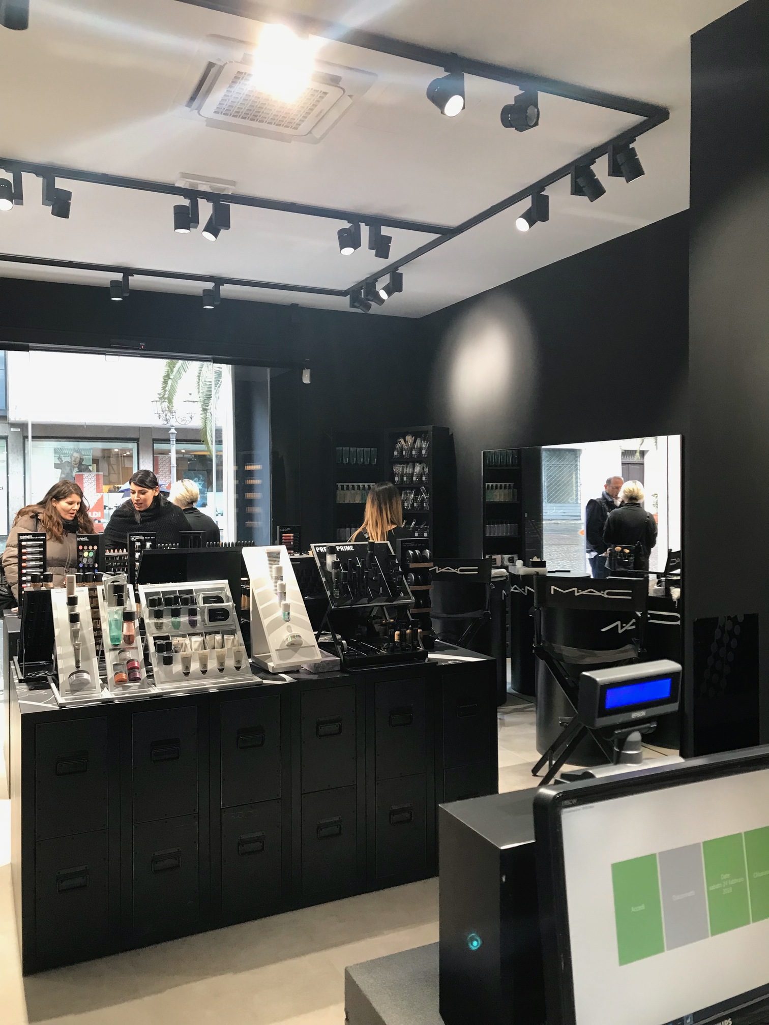 bancone MAC con grafica brand e design nero progetto retail Crucitti Architetti