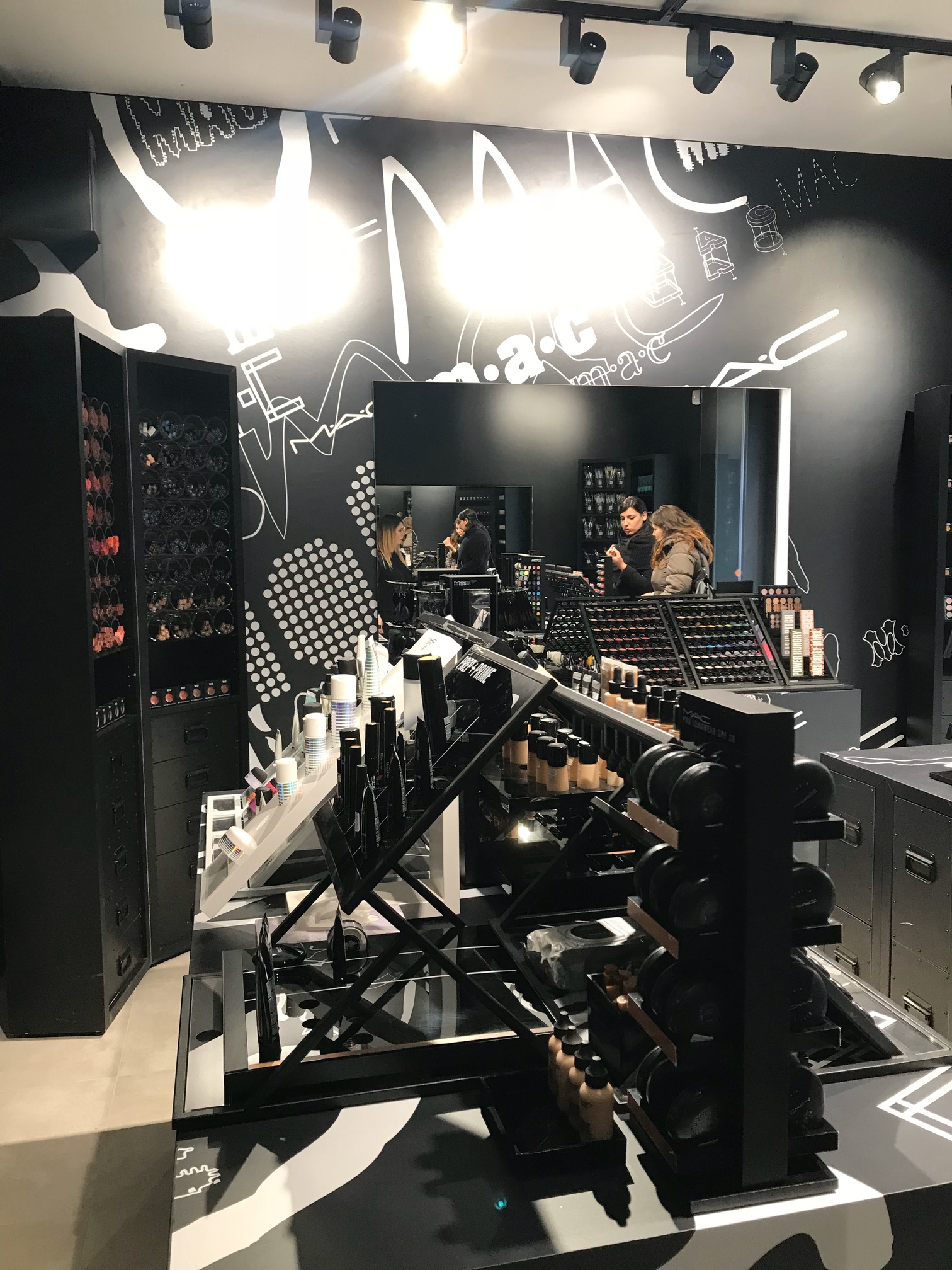 postazioni trucco MAC con specchi illuminati progetto negozio Crucitti Architetti
