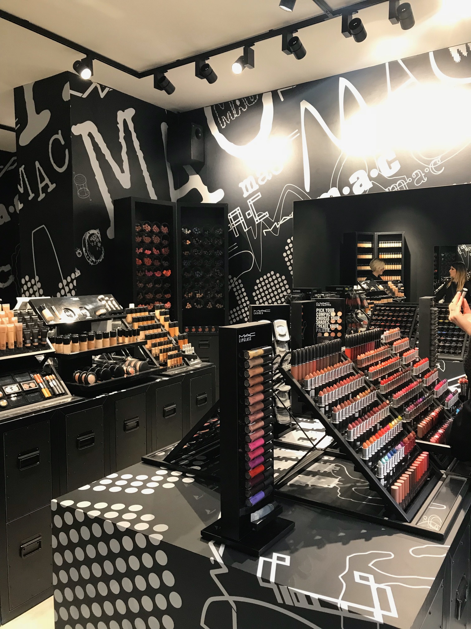 banchi esposizione rossetti MAC con illuminazione professionale progetto Crucitti Architetti