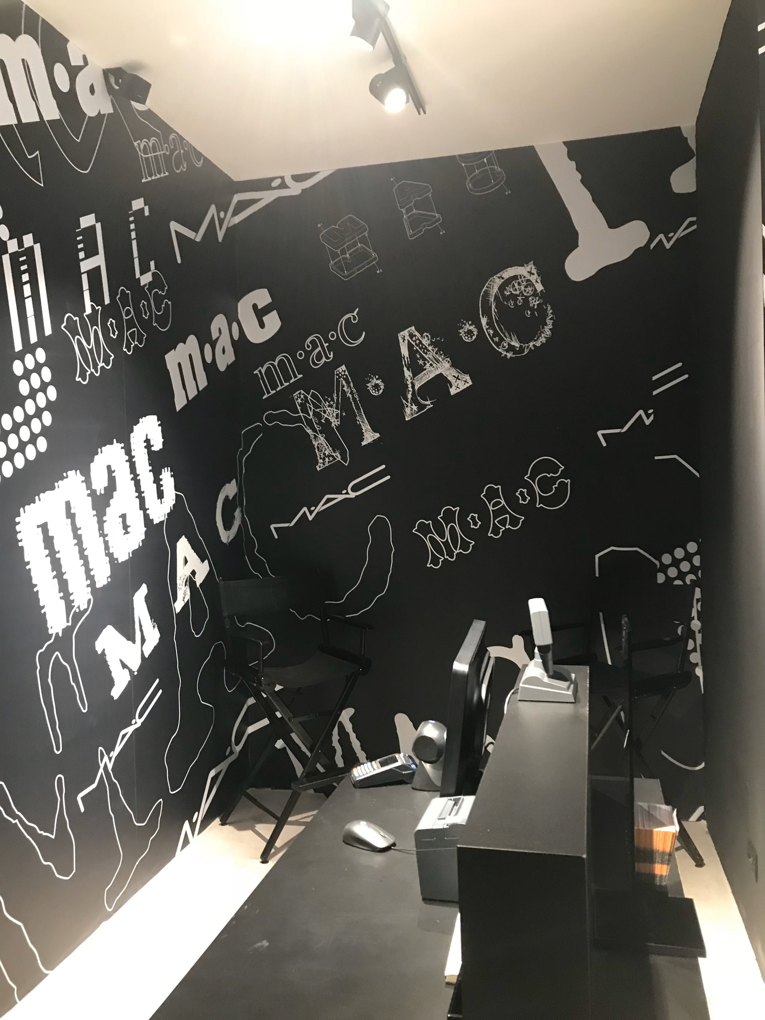 parete grafica MAC con design nero e scritte progetto retail Crucitti Architetti
