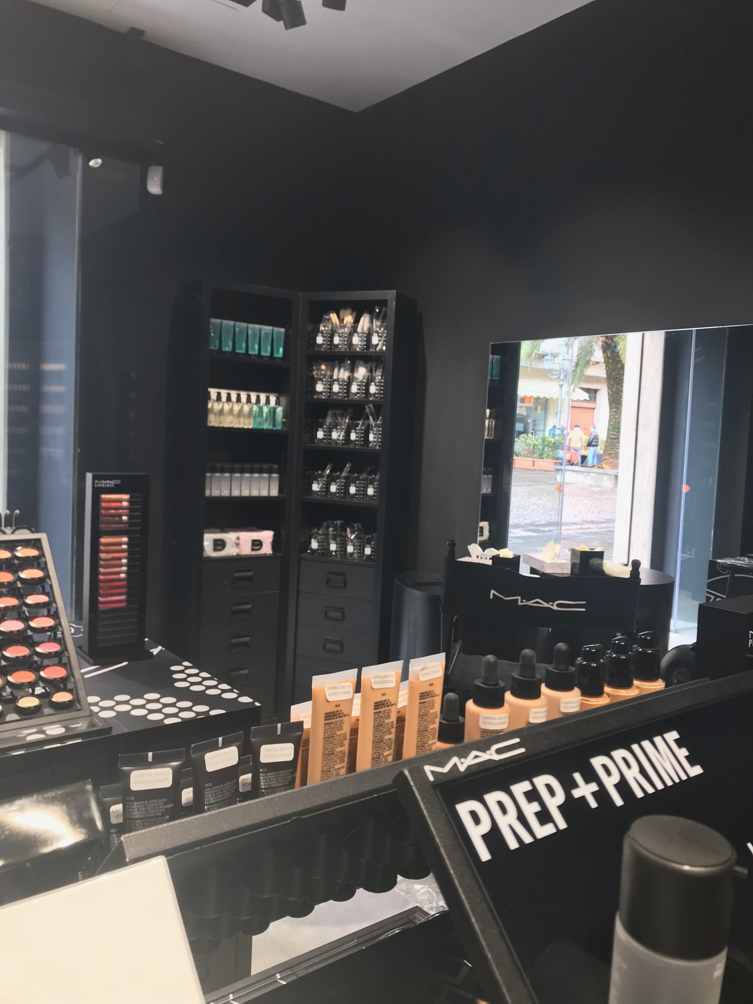 area vendita MAC con scaffalature illuminate progetto negozio Crucitti Architetti