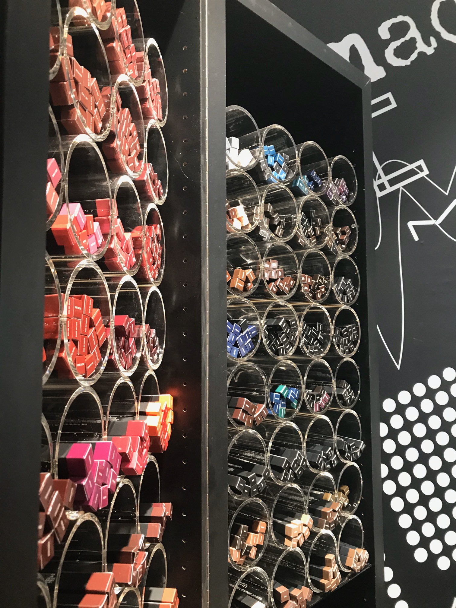 esposizione prodotti make up MAC con struttura circolare progetto retail Crucitti Architetti