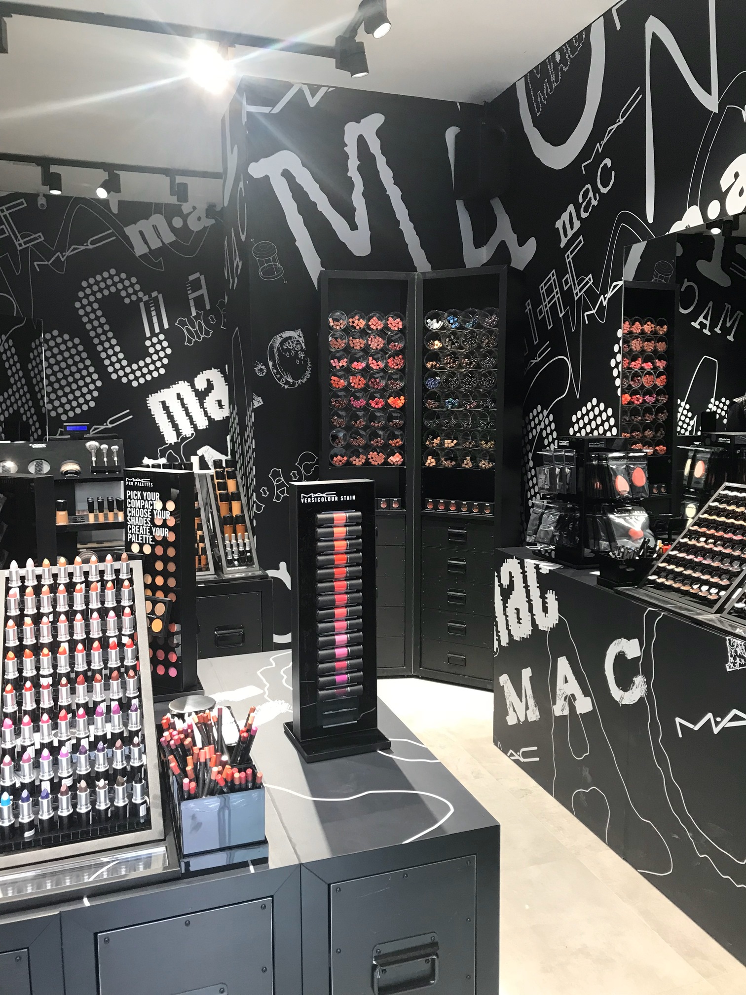 store MAC Nicastro interior design negozio make up progetto Crucitti Architetti
