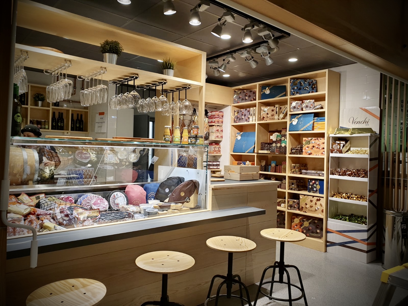 locale Kantina Helsinki street food italiano design scandinavo banco e prodotti tipici Crucitti Architetti