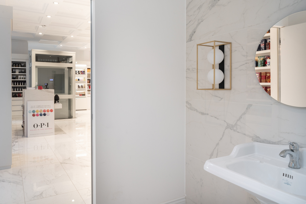 esposizione prodotti beauty NAIMA profumeria artistica scaffali design Crucitti Architetti