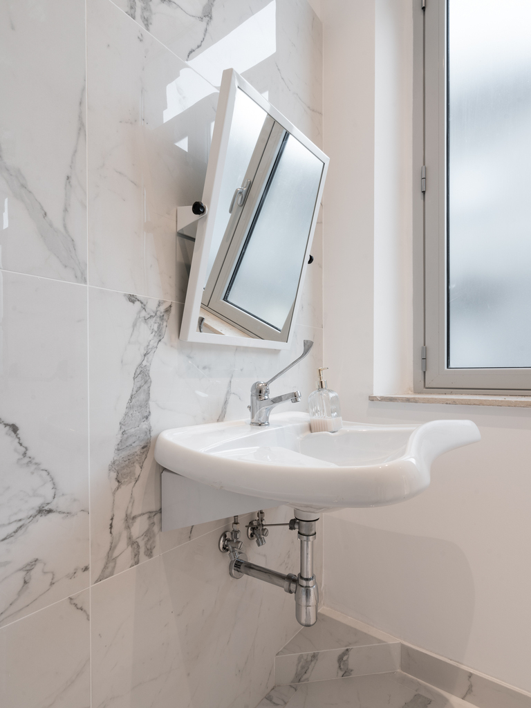 bagno con finestra spa NAIMA Reggio Calabria design minimal marmo Crucitti Architetti