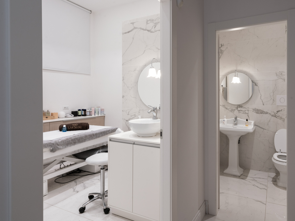 bagno spa completo NAIMA Reggio Calabria design elegante effetto marmo Crucitti Architetti